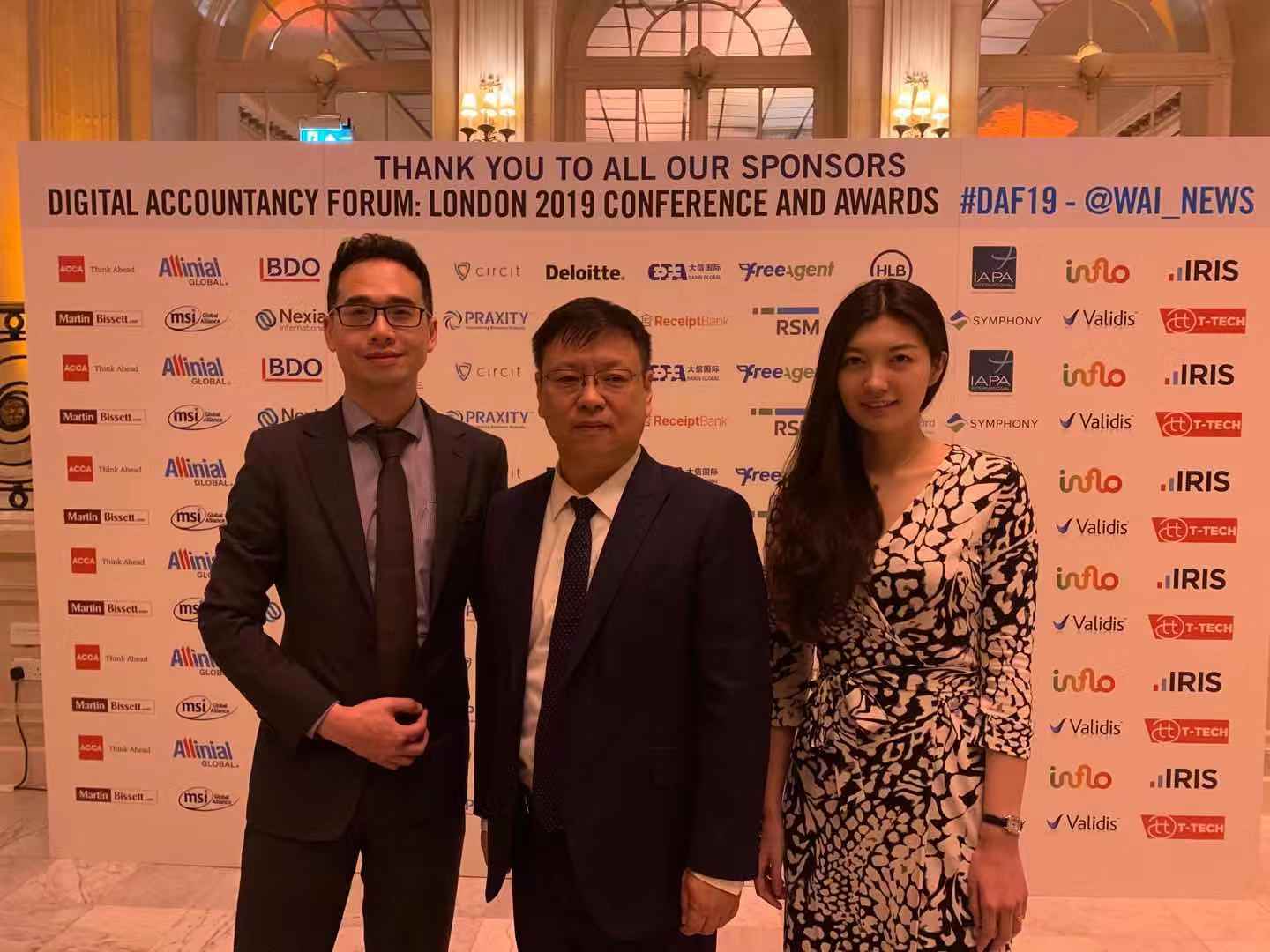 大信国际高管岳红,Leo 黄和助理孙巧一一起庆祝荣获会计软件决赛入围奖